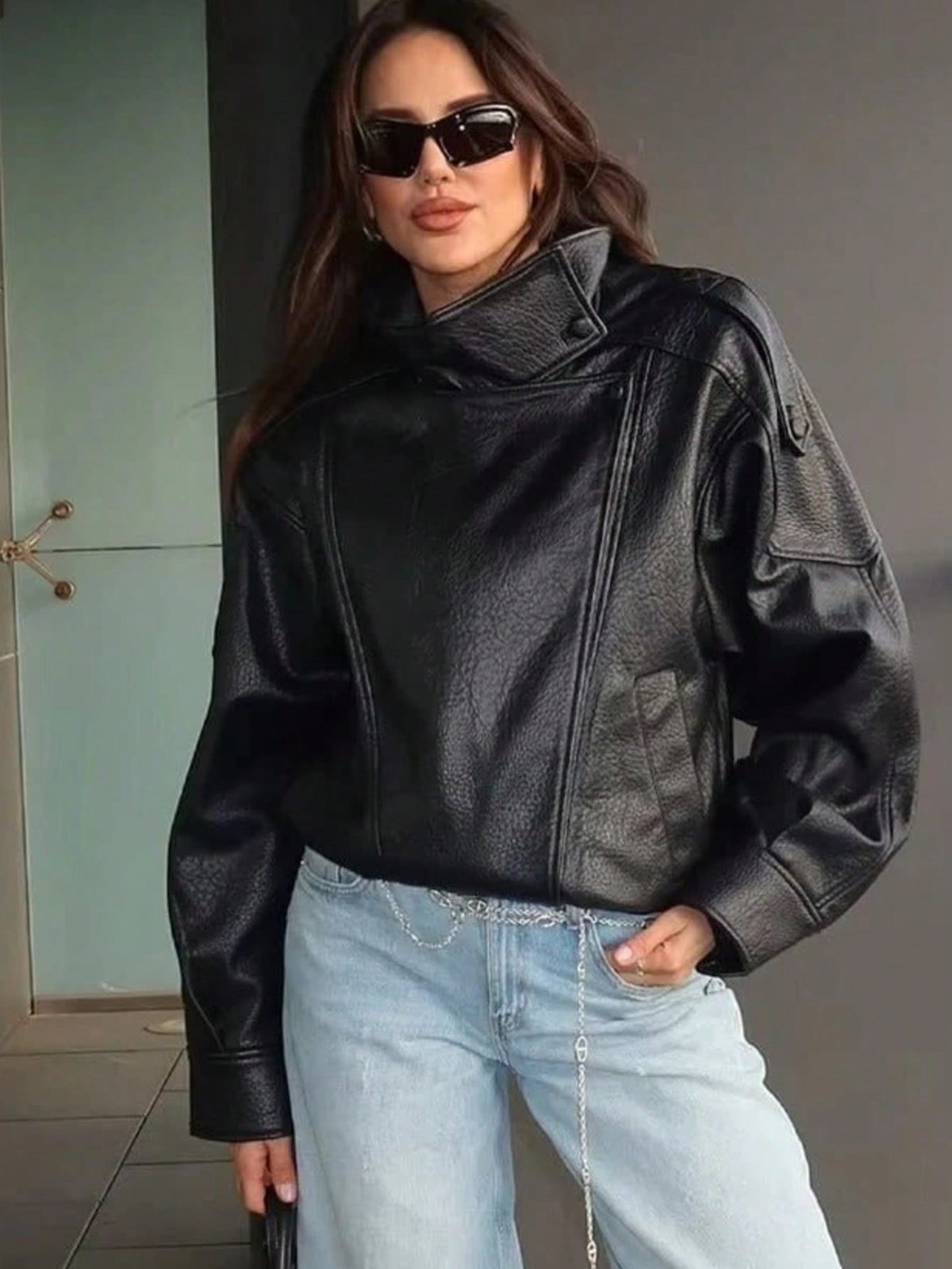 Jaqueta Feminina Camellia Oversized de Corte Solto, Nova para Outono/Inverno, Estilo Europeu e Americano, Casaco Minimalista Versátil Premium em Couro Sintético para Outono - Preto 2