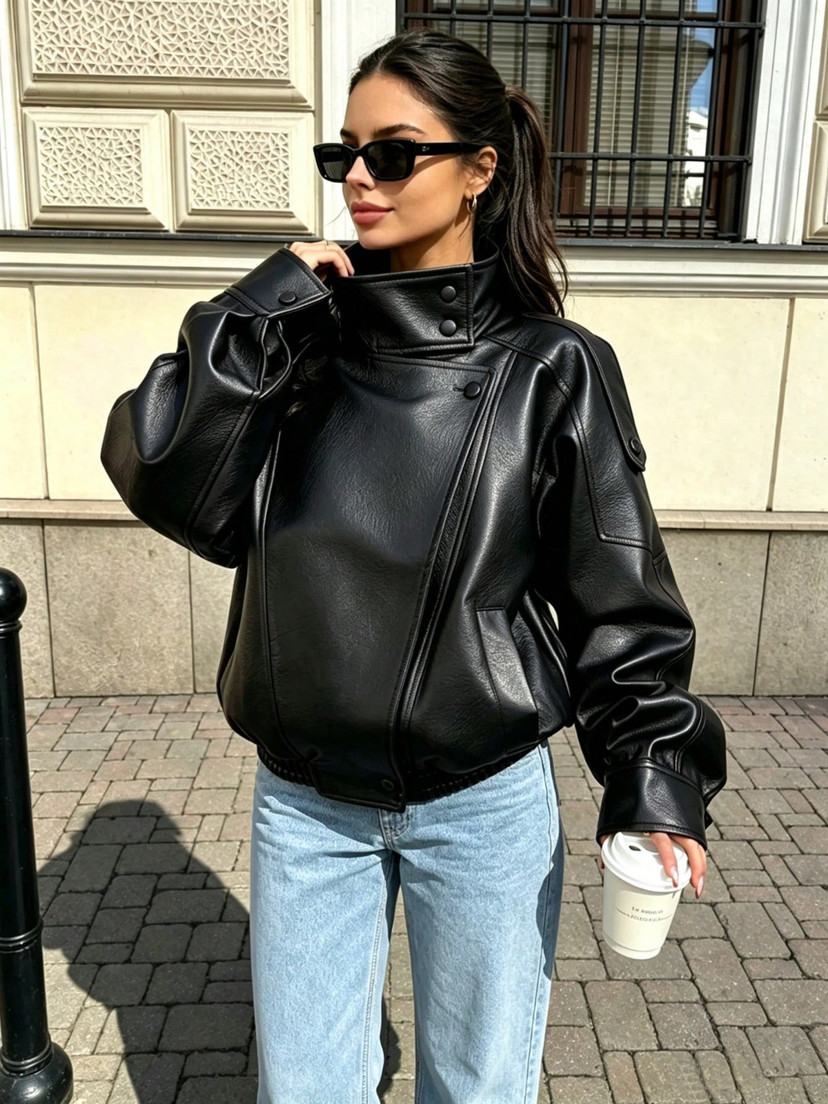 Jaqueta Feminina Camellia Oversized de Corte Solto, Nova para Outono/Inverno, Estilo Europeu e Americano, Casaco Minimalista Versátil Premium em Couro Sintético para Outono - Preto