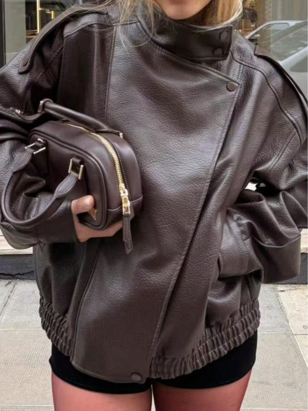 Jaqueta Feminina Camellia Oversized de Corte Solto, Nova para Outono/Inverno, Estilo Europeu e Americano, Casaco Minimalista Versátil Premium em Couro Sintético para Outono - Castanho
