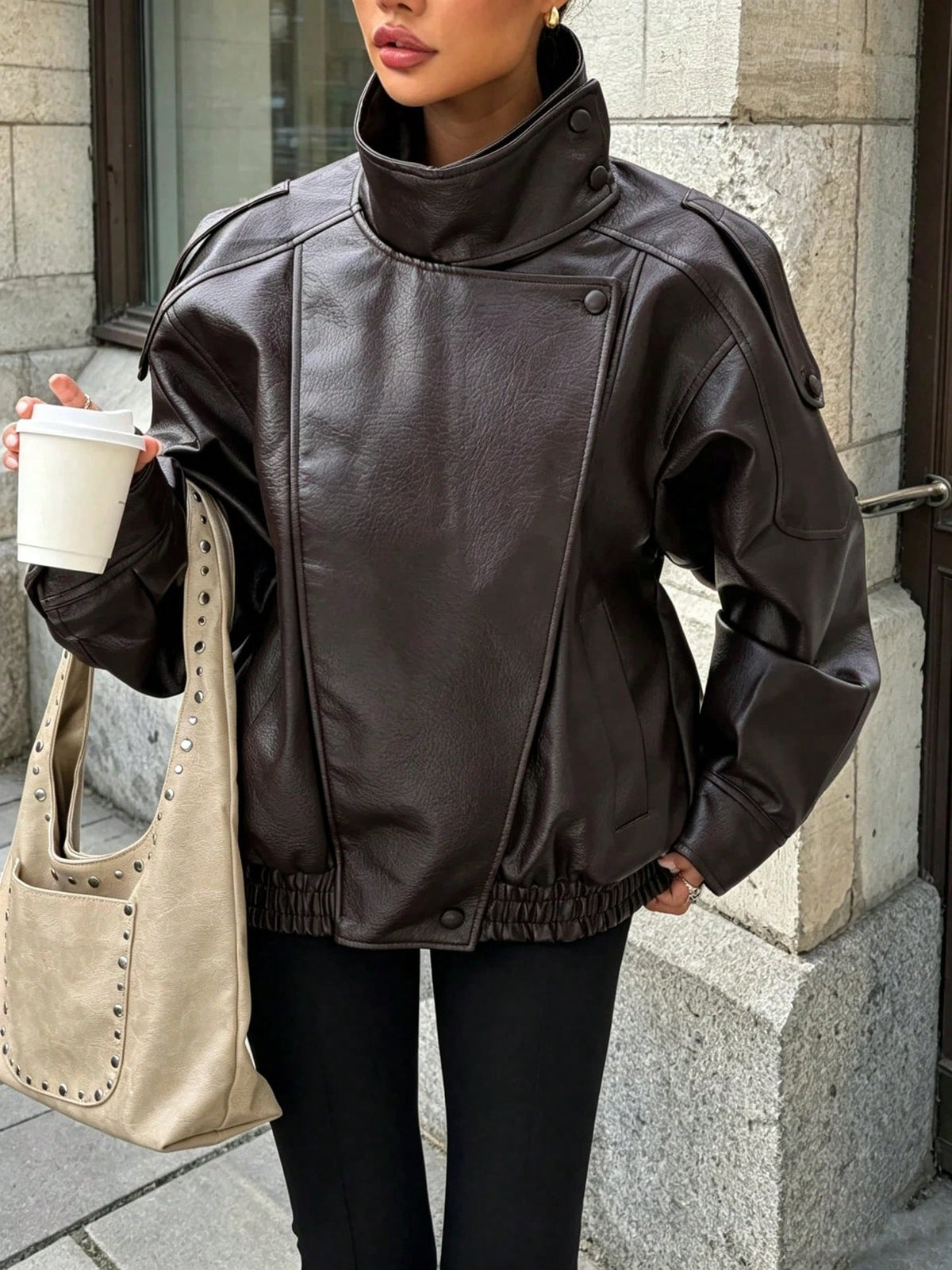Jaqueta Feminina Camellia Oversized de Corte Solto, Nova para Outono/Inverno, Estilo Europeu e Americano, Casaco Minimalista Versátil Premium em Couro Sintético para Outono - Castanho