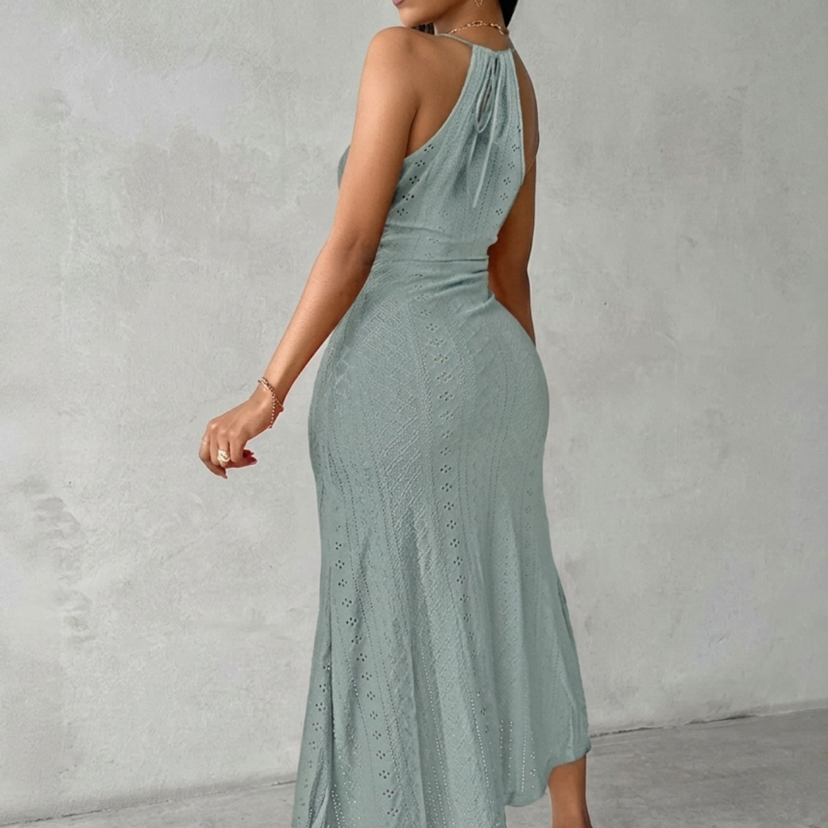 Vestido Solare em Tecido Bordado Vazado com Fenda Frontal